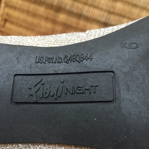 Silver Sparkle Classic Pumps Size 9 NWOT - Picture 7 of 7